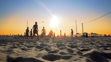 Durres, Arnavutluk - Ağustos, 2017 yaklaşık: plaj voleybolu günbatımı arka planda etkin oynayanlar silüeti
