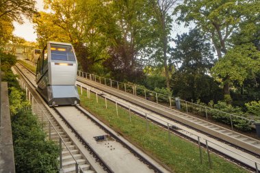 Gün batımında Kutsal Kalp Paris'e füniküler