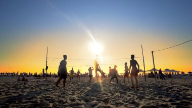 Durres, Arnavutluk - Ağustos, 2017 yaklaşık: plaj voleybolu günbatımı arka planda etkin oynayanlar silüeti