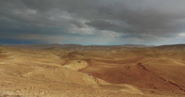 İsrail 'de çölde kırsal yolda POV sür