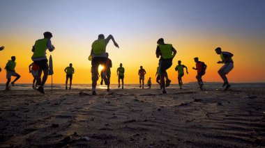 Durres, Albanie - Ağustos, 2017 yaklaşık: Silhouettes futbol takım eğitim günbatımı arka plan üzerinde Beach