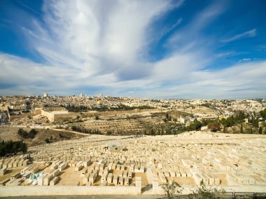 Mount of Olives Yahudi mezarlığı panoramik manzara Kudüs eski şehrine. İlk tapınak dönemi 70.000 mezarları bazıları ünlü Yahudi tarihinin rakamlar içerdiği çünkü en eski ve önemli Mezarlığı'nda İsrail