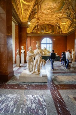 Paris, Fransa - Mayıs, 2017 yaklaşık: Louvre Müzesi iç görünüm. Louvre Müzesi'nde sanat eserleri. Paris, Fransa