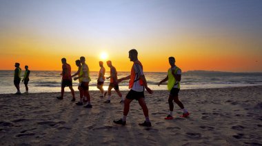 Durres, Albanie - Ağustos, 2017 yaklaşık: Silhouettes futbol takım eğitim günbatımı arka plan üzerinde Beach