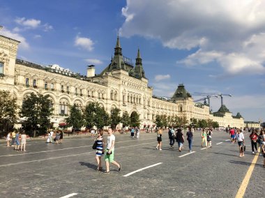 Moscow, Rusya Federasyonu - yaklaşık Ağustos, 2016: gündüz turist ile Kızıl meydan