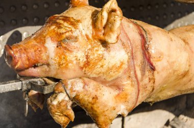 Izgara domuz geleneksel kömür ve yangın