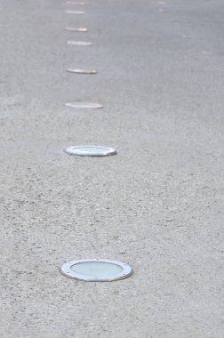 Dekoratif ışıklar yol kaldırım aşağı işaretleme