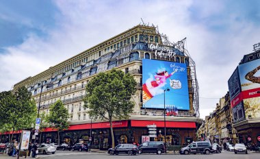 Paris, Fransa - 08 Mayıs 2017: Galeries Lafayette dış reklam istifleme bulvarhausmann Paris Fransa Eu Europe