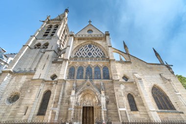 Paris'te ortaçağ kilisesi Saint Severin cephe geniş görüş