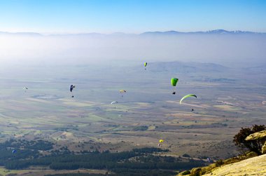 Mavi gökyüzü arka plan üzerinde uçan paraşütler 