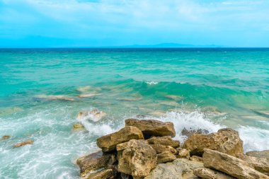Kayalar üzerine çökmesini dalgalar deniz
