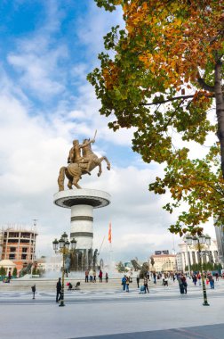 Skopje, Makedonya - 26 Kasım 2016: savaşçı Horse Anıtı aşağıda meydanında yürüyüş Tanımlanamayan kişi 