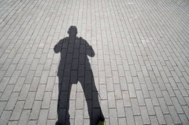 Beton kaldırım geçit, pov adam gölge