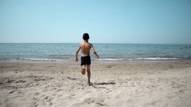 Mutlu çocuk int deniz suyu alma. Açık sinematik steadicam görünümü