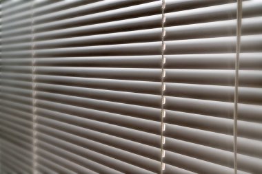 akşam güneş ışığında kapalı panjurları pencereden 