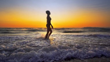 kadının tatil günbatımı zemin üzerine sahil şeridi üzerinde 