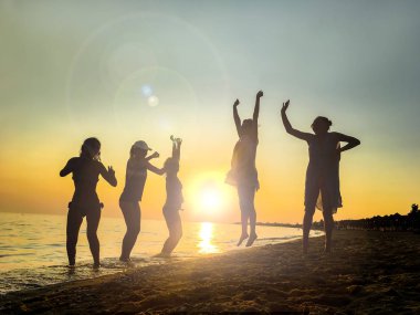 Günbatımında Çeşitli Mutlu İnsanlar Dans Ediyor