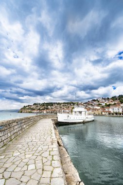 Ohri bağlantı noktası ile achored tekne, Makedonya, dikey Panoraması