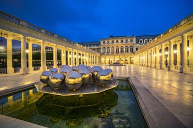 Alacakaranlıkta Paris'teki Kraliyet Sarayı