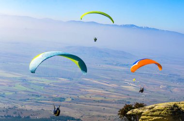 Mavi gökyüzü arka plan üzerinde uçan paraşütler 
