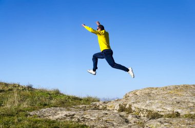Kayaların üzerinden atlayan adam
