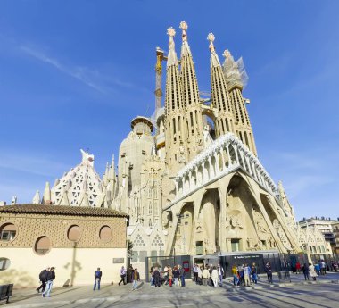 Barcelona, İspanya - Mar, 2017 yaklaşık: La Sagrada Familia - Barcelona, İspanya'Gaudi, 19 Mart 1882 yılından bu yana inşa ediliyor ve bitmiş değil henüz 10 Şubat 2016 tarafından tasarlanmış etkileyici Katedrali