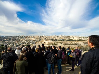 Jerusalem, İsrail - Jan, 2018 yaklaşık: turist insanlar Kudüs tarihi şehirden ve Temple Mount için panoramik görünüm