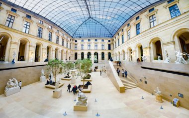 Paris, Fransa - 06 Mayıs, 2017: Panorama heykel hall Louvre Müzesi, Paris, Fransa