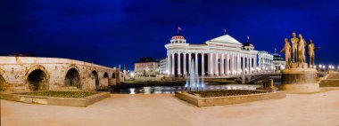Skopje gece panoraması ile Arkeoloji Müzesi, Stone Bridge ve heykel anıt