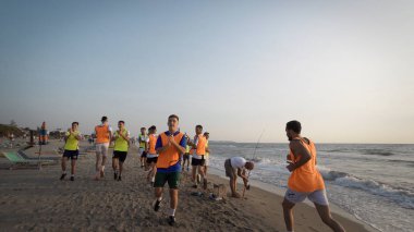 Durres, Arnavutluk - Ağustos, 2017 yaklaşık: futbol spor takımı eğitim deniz gündüz de koşu meşgul