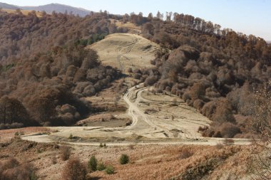 Kırsal yollar ile sonbahar dağ manzarası arka plan