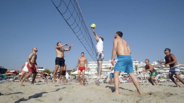 Durres, Arnavutluk - Ağustos, 2017 yaklaşık: aktif insanlar oynamak plaj voleybolu yaz tatili