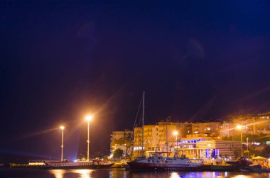 Saranda 'nın iyon denizindeki şehir limanının gece görüşü. Arnavutluk