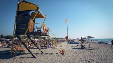 Durres, Arnavutluk - Ağustos, 2017 yaklaşık: hayat koruma kule üzerinde lüks beach resort, Arnavutluk'ta Durres 