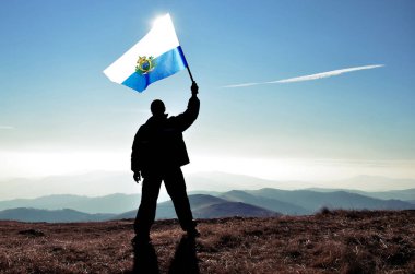 sallama San Marino bayrağı dağ tepe üstünde tutan adam silüeti