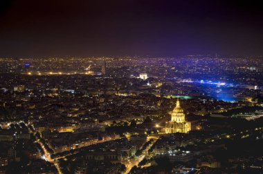 Havadan görünümü ile kubbe Les Invalides ve Arc de Triumph, veiw akşam ışık Paris şehrinin. Montparnasse en yüksek gökdelen Fransa üzerinden görüntülemek