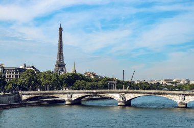 Panoramik bir Paris Tour Eiffel Kulesi ve Seine Nehri üzerinde köprü