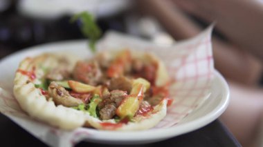 Döner Kebap sandviç, tutan kadın sağlıksız fast food