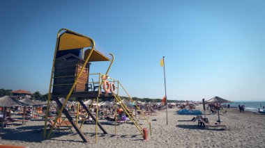 Durres, Arnavutluk - Ağustos, 2017 yaklaşık: hayat koruma kule üzerinde lüks beach resort, Arnavutluk'ta Durres 