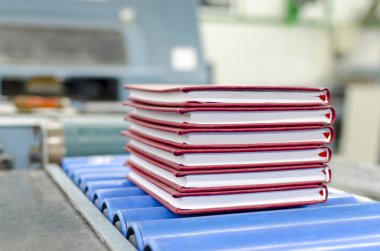 Kitap, dergi üretim hattı, basın tesisi. Bağlayıcı ürün