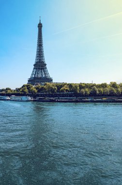 Panoramik bir Paris Tour Eiffel Kulesi ve Seine Nehri üzerinde köprü