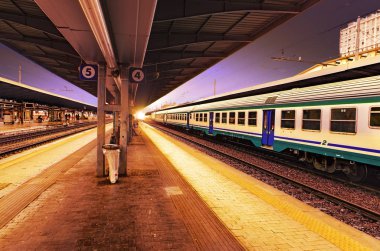 Venedik, İtalya Tren istasyonunda günbatımında Tren