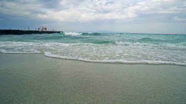 Sihirli deniz dalgaları rıhtımı. Sahilde bir sabah. Güzel manzara. Özgürlük, uyum ve barış kavramı. Akdeniz kıyısı