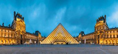 Paris, Fransa - Mayıs, 2017 yaklaşık: ışıklı Louvre Müzesi piramit, müze için ana giriş 