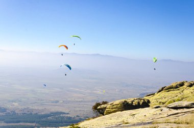 Mavi gökyüzü arka plan üzerinde uçan paraşütler 