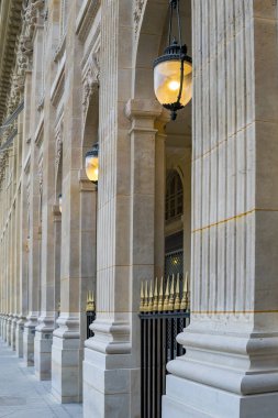 Arcade geçit Paris'teki Palais-Royal Palace of in cephe mesajları