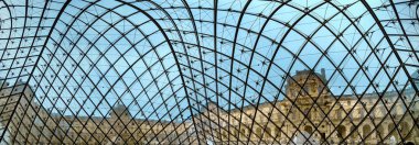 Paris, Fransa - Mayıs, 2017 yaklaşık: piramit içinde yapısı desen Marnixkade ayrıntıları Louvre Müzesi 
