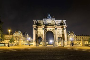 Paris, Fransa 'da zafer kemeri (Arc de Carrousel) ve Louvre müzesi