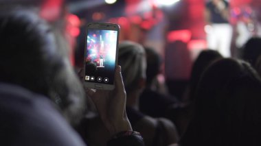 Kayıt, konserde akıllı telefonla fotoğraf çekmek. Umumi konser, bilet olayı yok.