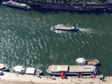 Paris, Fransa 'da Siene nehrine ve turist teknelerine hava manzarası